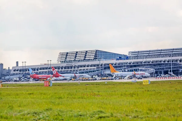 Lotnisko Stuttgart, Niemcy - Terminal z samolotów — Zdjęcie stockowe