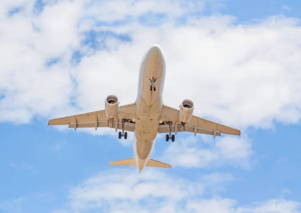 Plane from below, blue sky with clouds — Stock Photo, Image