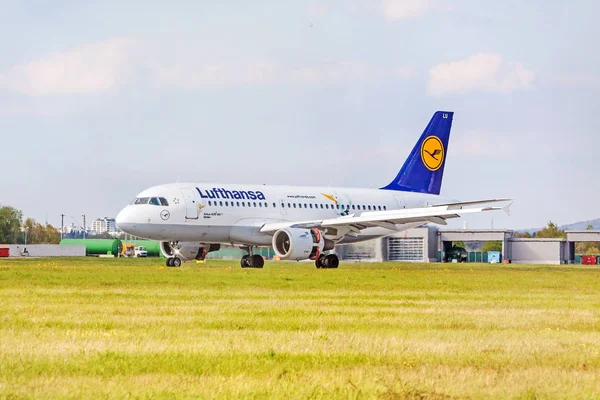 Αεροπλάνο της Lufthansa μετά την εκφόρτωση, Αεροδρόμιο Στουτγκάρδης, Γερμανία — Φωτογραφία Αρχείου