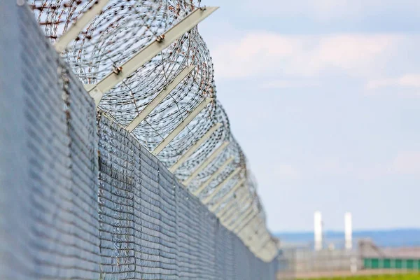 Dikenli Tel ile Çit