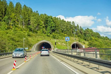 Tünel giriş / çıkış ile otomobil, Otoban