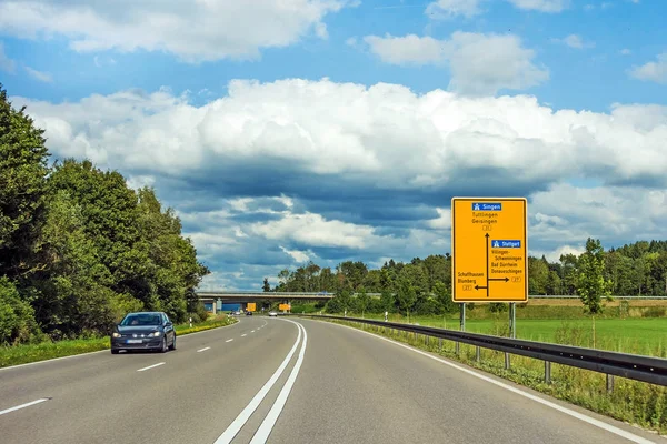 Verkeersbord op via weg met auto — Stockfoto