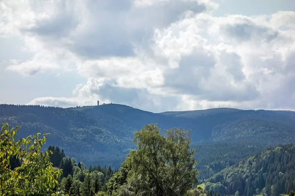 Pico Montaña Feldberg Con Torre Vista Lejana Árboles Forestales Negros — Foto de Stock