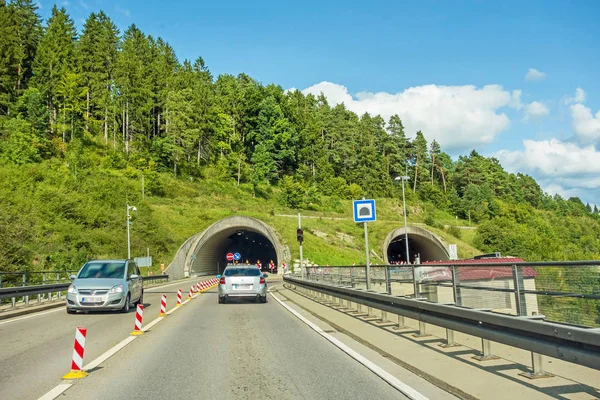 Tünel giriş / çıkış ile otomobil, Otoban