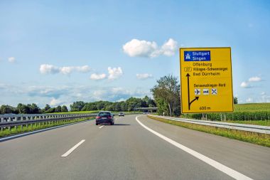 Araba ile yol boyunca yol işareti