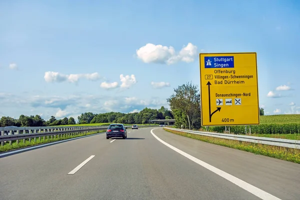 Araba ile yol boyunca yol işareti