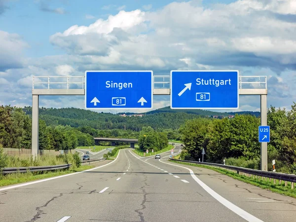 Stuttgart için Autobahn A81 gösteren çıkışta Otoban yol işaretleri