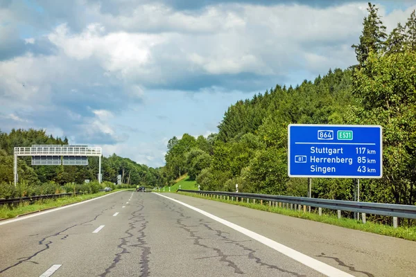 Freeway vägskylt på Autobahn A81 — Stockfoto