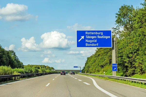 Snelweg weg ondertekenen op autosnelweg A81, Herrenberg - Rottenburg — Stockfoto