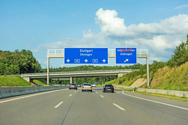 Freeway verkeerstekens op autosnelweg A81 tonen Stuttgart / Ehningen — Stockfoto