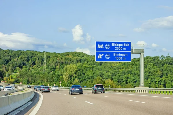 Freeway vägskylt på Autobahn A81, Ehningen / Boblingen-Hulb — Stockfoto