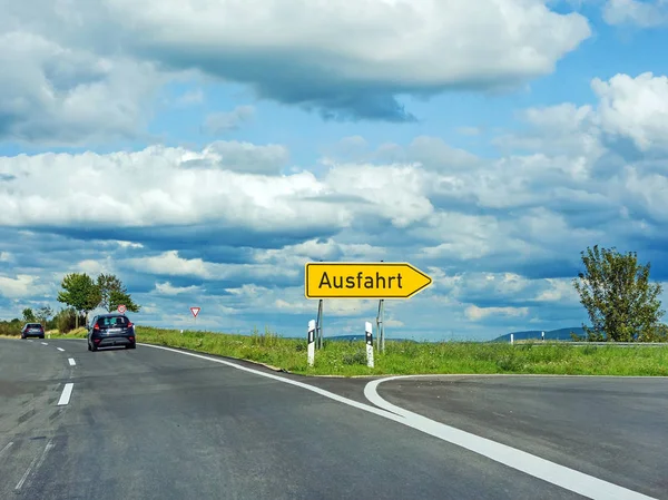 Autostrada Uscita Raod Segno Ausfahrt Lingua Tedesca Strada Asfaltata Con — Foto Stock