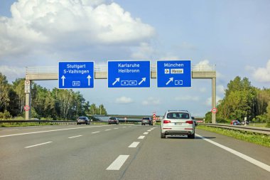 Otoyol yol işareti üzerinde (Autobahn 81 / 81 A / E 531) çevre yolu Kavşağı Stuttgart / Karlsruhe - Heilbronn / Münih (Münih) - Havaalanı / Messe