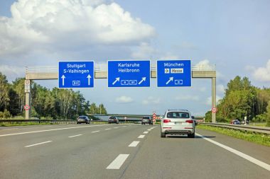 Otoyol yol işareti üzerinde (Autobahn 81 / 81 A / E 531) çevre yolu Kavşağı Stuttgart / Karlsruhe - Heilbronn / Münih (Münih) - Havaalanı / Messe