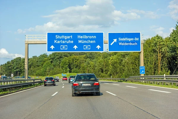 Freeway vägskylt på Autobahn A81, Stuttgart / Karlsruhe - Heilbronn / München — Stockfoto