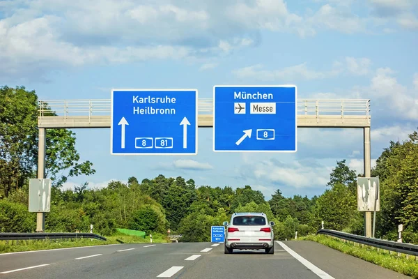 Автострада дорожній знак на автобан A81, Карлсруе / Гайльбронн - вихід Мюнхен / аеропорту / безлад — стокове фото