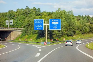 otoyol yol işareti üzerinde (Autobahn A 81 / 8 A) yön Karlsruhe / Heilbronn - Münih 8 bir çıkış / Havaalanı / Messe
