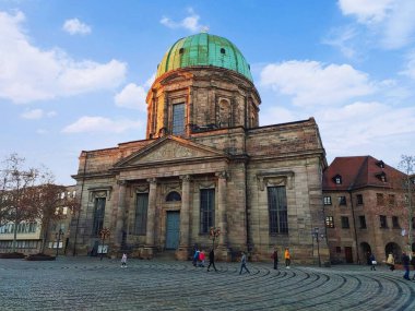 Nuremberg, Almanya - 01 Ocak 2020: St. Elisabeth Kilisesi Jokobsplatz 'ın merkezinde.