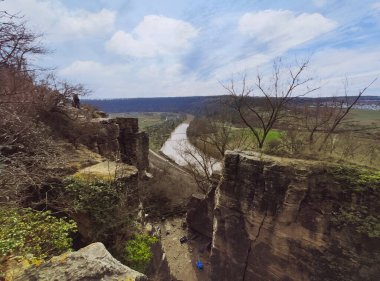 Hessight 'lı Felsengaerten Kayalıkları ve Neckar nehri Mundelsheim kasabası yakınlarında.
