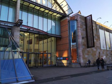 Nuremberg, Almanya - 01 Ocak 2020: Almanya 'da Alman Ulusal Müzesi (Germanisches Nationalmusem). Önünde heykel olan bina.