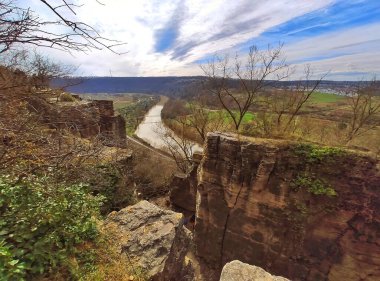 Hessight 'lı Felsengaerten Kayalıkları ve Neckar nehri Mundelsheim kasabası yakınlarında.