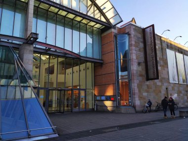 Nuremberg, Almanya - 01 Ocak 2020: Almanya 'da Alman Ulusal Müzesi (Germanisches Nationalmusem). Önünde heykel olan bina.