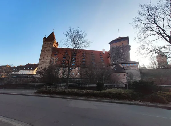 Die Kaiserburg Nürnberg Und Ihr Sinnbrunnenturm Aus Dem Heiligen Römischen lizenzfreie Stockbilder