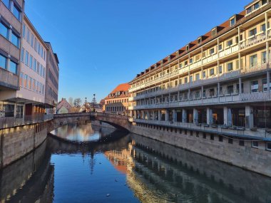 Nuremberg, Almanya - 01 Ocak 2020: Güzel çeşme kulesi 'Schoener Brunnen' Bavyera, Franconia, Almanya 'da Nürnberg pazar yerinin ortasında.
