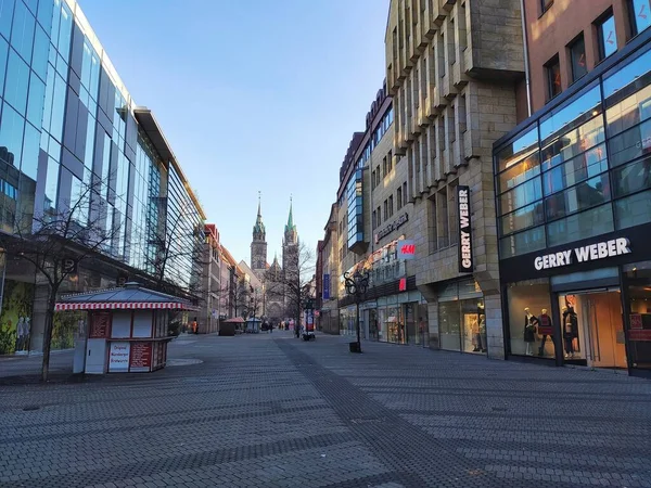 德国纽伦堡 2020年1月1日 购物街Karolinenstrasse 朝向圣洛仑兹教堂的景观 — 图库照片