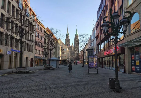 ドイツのニュルンベルク 2020年1月1日 ショッピングストリートKarolinenstrasse 教会への眺め聖ローレンツ — ストック写真