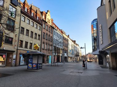 Ort, Land - 01 Ocak 2020: Nuremberg, Almanya 'da yaya bölgesi' Breite Gasse / Ludwigsplatz '. Öndeki Wormland mağazası ve diğer dükkanlar. Burası ünlü bir alışveriş caddesi..