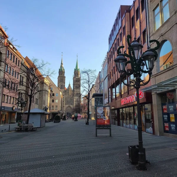 Nuremberg Alemania Enero 2020 Calle Comercial Karolinenstrasse Vista Hacia Iglesia — Foto de Stock