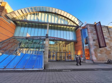Nuremberg, Almanya - 01 Ocak 2020: Almanya 'da Alman Ulusal Müzesi (Germanisches Nationalmusem). Önünde heykel olan bina.