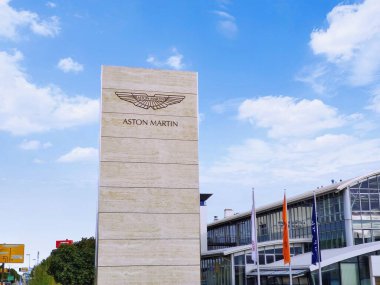 Filderstadt, Almanya - 3 Ekim 2019: İngiliz lüks spor araba üreticisi Aston Martin 'in logosu 1913 yılında kuruldu.