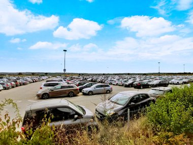 Havaalanı otoparkında bir sürü araba var.