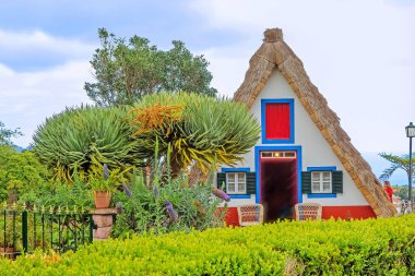 Flower 'ın hediyelik eşya dükkanı tipik bir üçgen ev gibi inşa edilmiş, Madeira Adası..