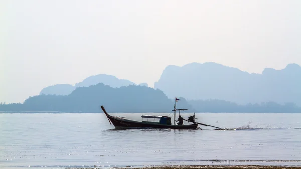 Långsvansad båt i Koh Muk island, Trang provinsen i Thailand — Stockfoto