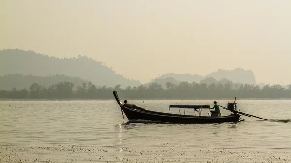 Långsvansad båt i Koh Muk island, Trang provinsen i Thailand — Stockfoto