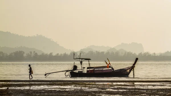 Barca a coda lunga nell'isola di Koh Muk, provincia di Trang, Thailandia — Foto Stock