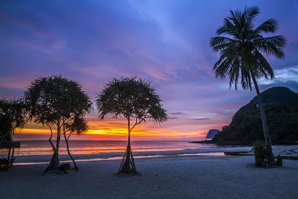 Salida del sol en la isla de Koh Muk, provincia de Trang, Tailandia — Foto de Stock