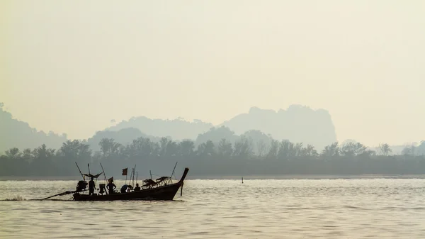 Barca a coda lunga nell'isola di Koh Muk, provincia di Trang, Thailandia — Foto Stock