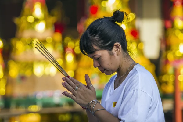 Buddhistisches Fest in einem chinesischen Tempel in Trang, Thailand — Stockfoto