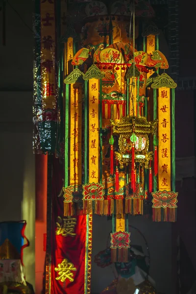 Buddhistisches Fest in einem chinesischen Tempel in Trang, Thailand — Stockfoto