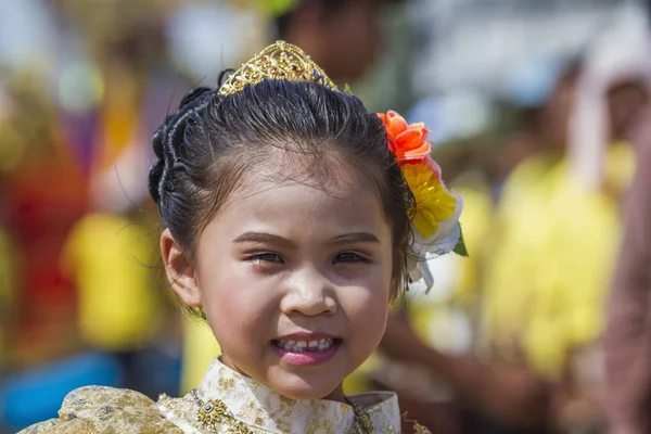 トラン、タイの仏教行事の中に伝統的な服を着てタイの人々 — ストック写真