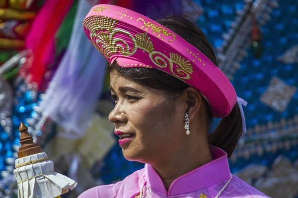 Thai people wearing traditional clothing during buddhist festival in Trang, Thailand — Stock Photo, Image