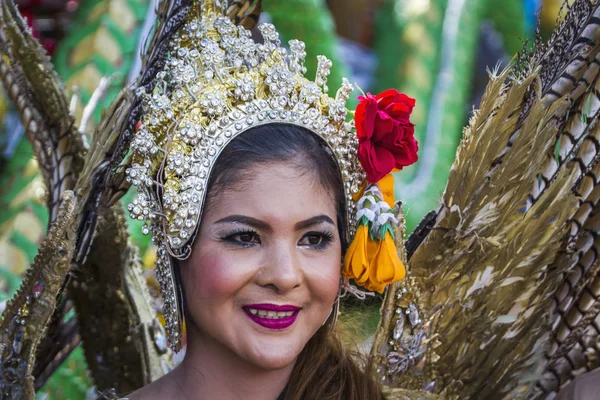 Thailandesi indossando abiti tradizionali durante la festa buddista a Trang, Thailandia — Foto Stock