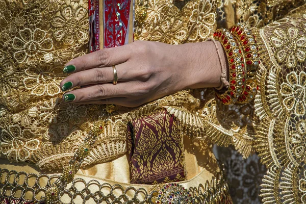 Thai lady hand wearing traditional clothing during buddhist festival in Trang, Thailand — Stock Photo, Image