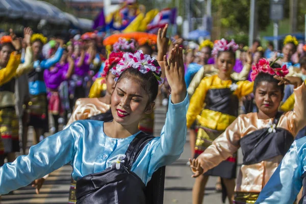 Thailandesi indossando abiti tradizionali durante la festa buddista a Trang, Thailandia — Foto Stock