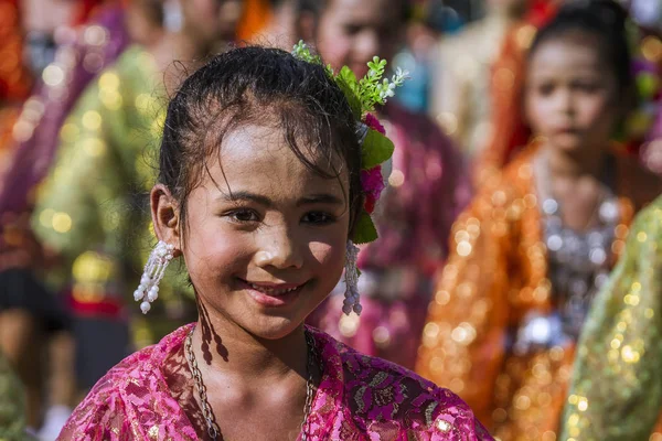 Ταϊλάνδης άνθρωποι φορώντας παραδοσιακή ενδυμασία κατά τη διάρκεια του Φεστιβάλ της βουδιστικής Trang, Ταϊλάνδη — Φωτογραφία Αρχείου