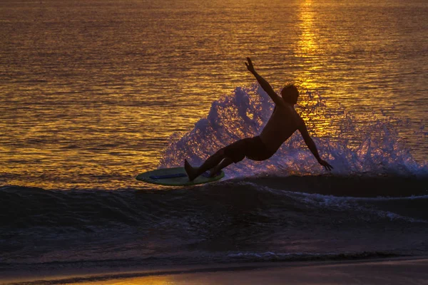 Surfer in sunset time in Hat Chao Mai national park, Thailand — Stock Photo, Image